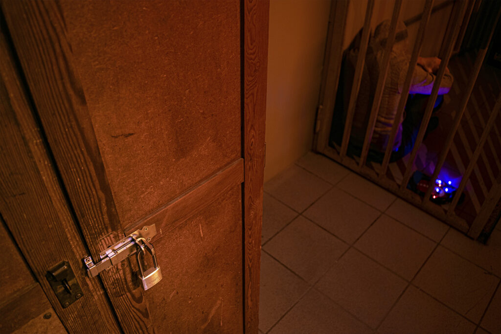 Verschlossener Schrank in einem Escape Room